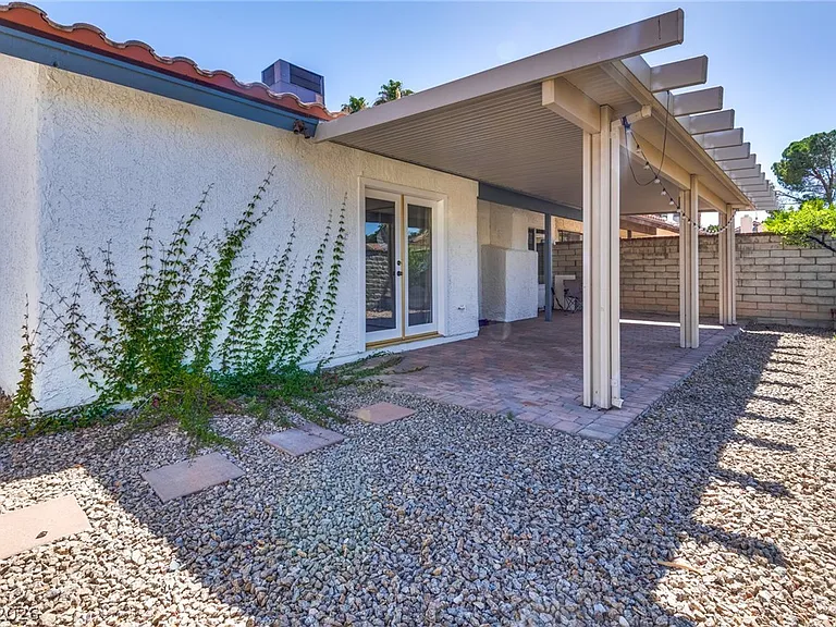 2504 Sidonia Ave — Photo 4