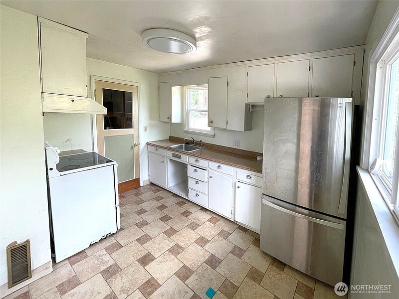 5th image of 14301 Meridian Avenue N