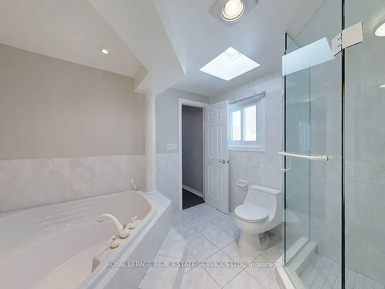 141 Castle Cres — Photo 26