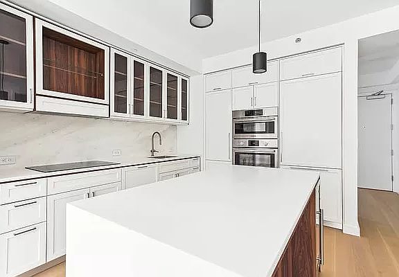 2nd image of 115 E 55th St APT 10B