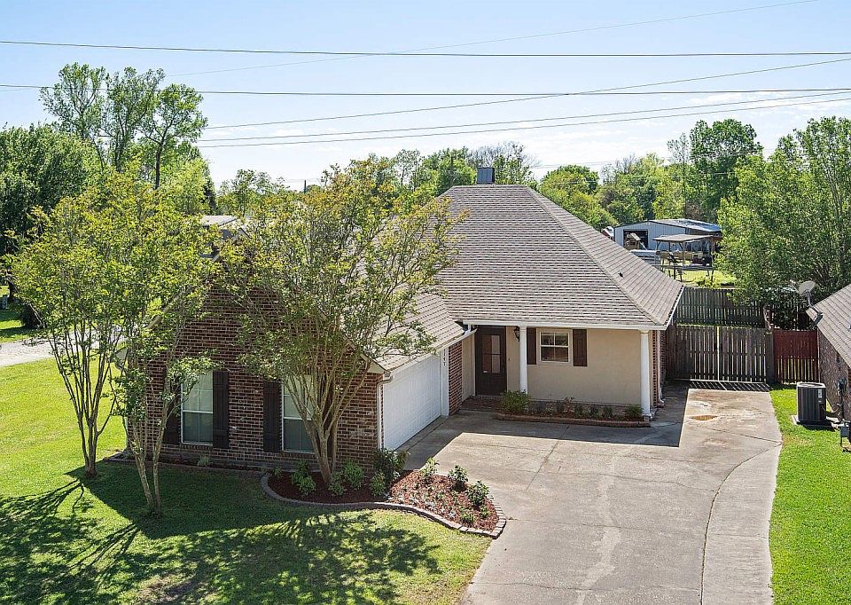 1st image of 17147 Chenier Dr