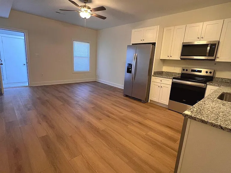 113 W North St #100 — Photo 4
