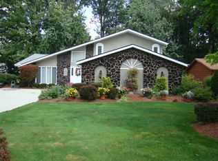 225 Melbourne Dr, Brunswick, OH 44212