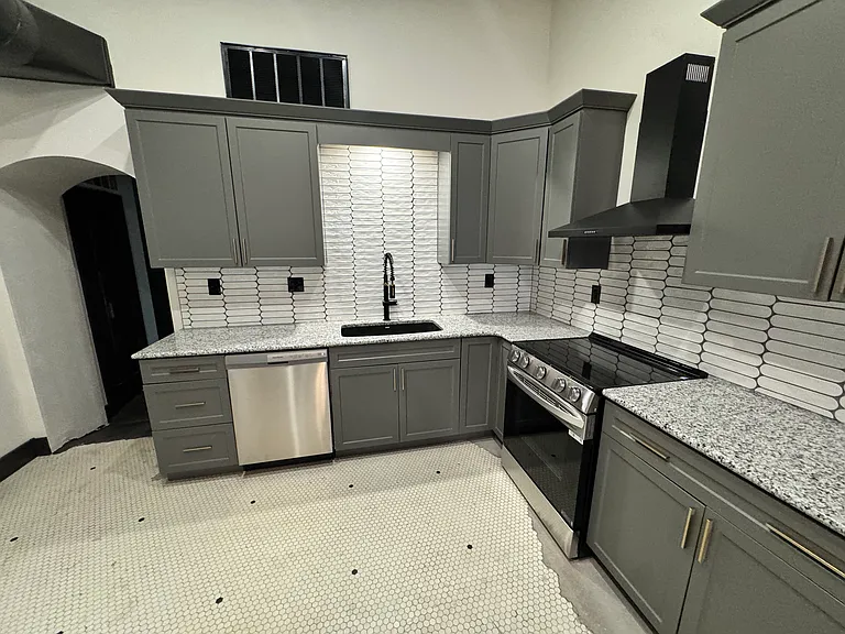 115 E 12th St #4 — Photo 7