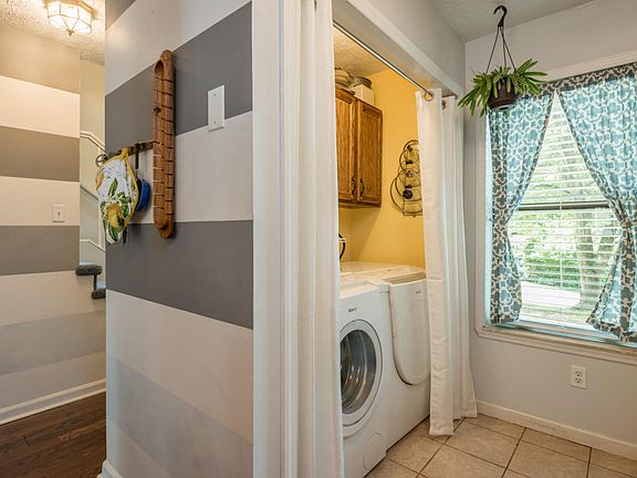 3rd image of 686 Shadywood Ln