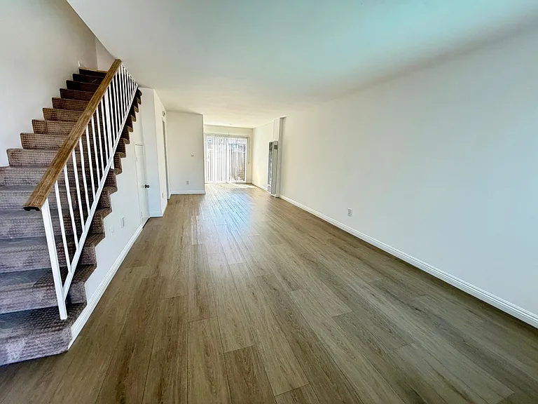 1900 Dufour Ave — Photo 14