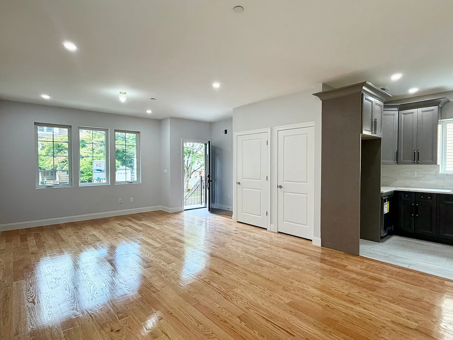 4 bed, 1364 sqft, $3,300 — Photo 2