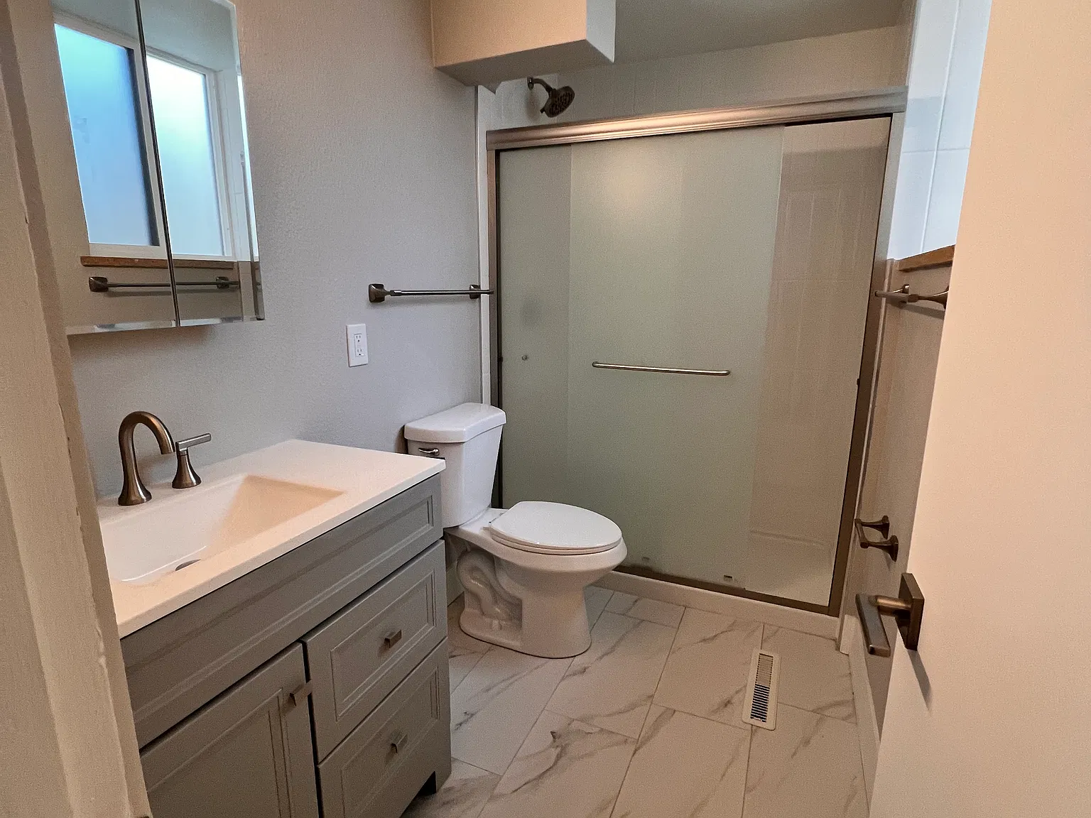 Studio, 450 sqft, $1,300 — Photo 4