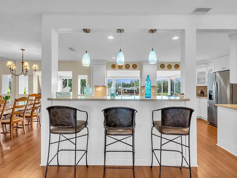 2732 Valencia Dr — Photo 3