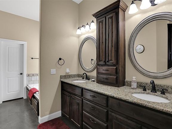 3rd image of 2409 W Olivia Dr