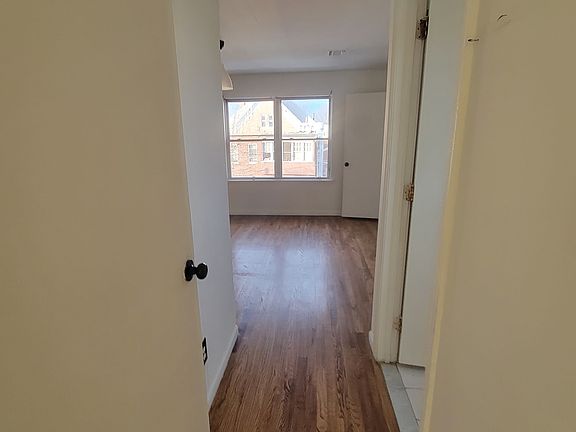 4th image of 857 Martin St Floor 1