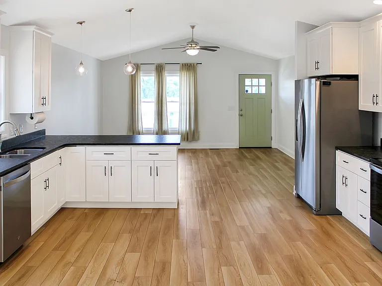 562 N Bayard Ave — Photo 3