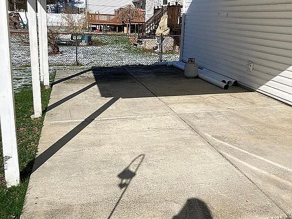 4th image of 84 Phyllis Dr