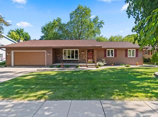 933 E Capitol Dr, Appleton, WI 54911