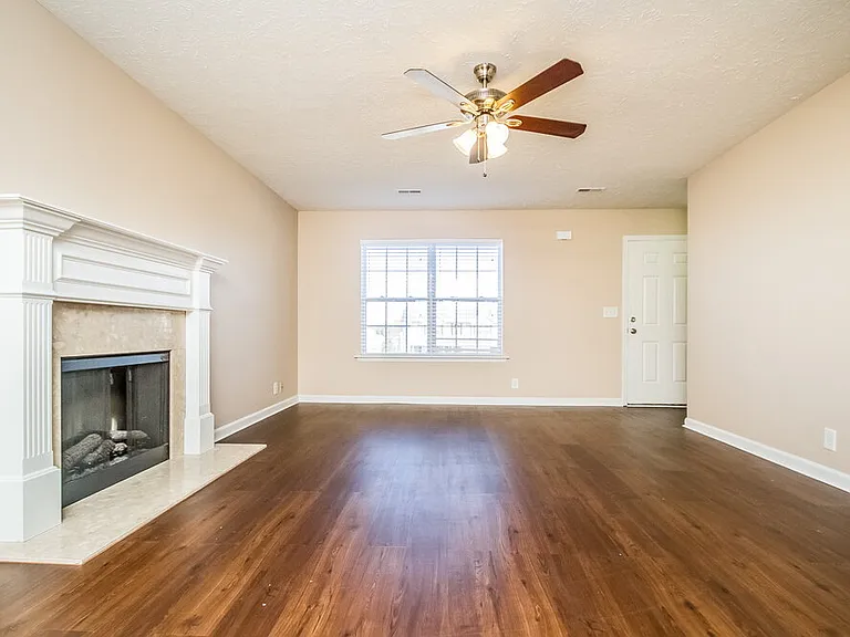 408 Glenmore Ct — Photo 3