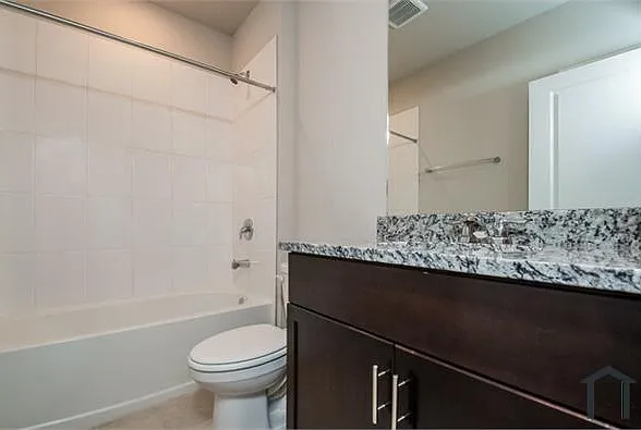 4 bed, 1957 sqft, $2,500 — Photo 3