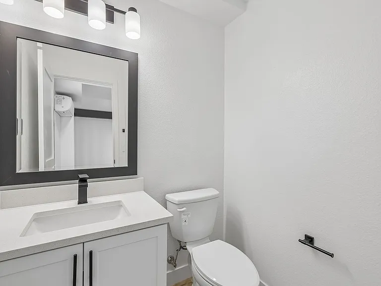 The Crest |NEWLY Renovated Studios, Lofts, 1, 2 & 3 Bedroom Homes Near the Beach — Photo 23