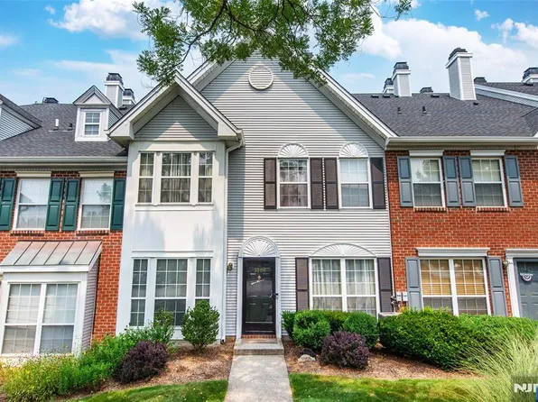 1066 Chedworth Cir, Mahwah, NJ 07430