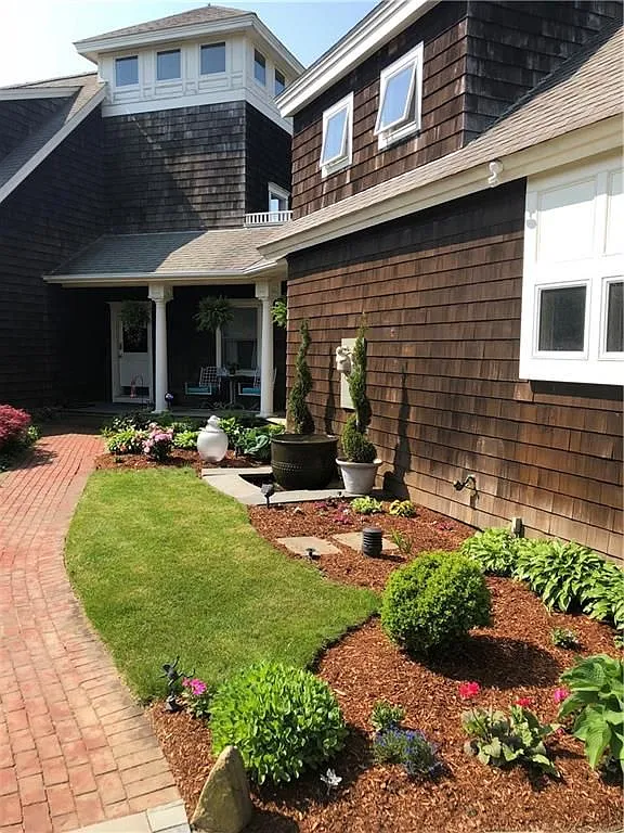 4 bed, 3.0 bath, 2500 sqft, $3,900 — Photo 2