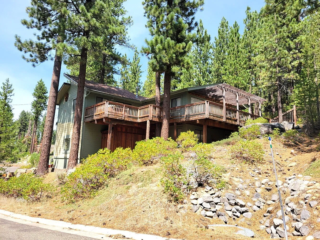 3 bed, 2.0 bath, 2392 sqft, $3,300 — Photo 2