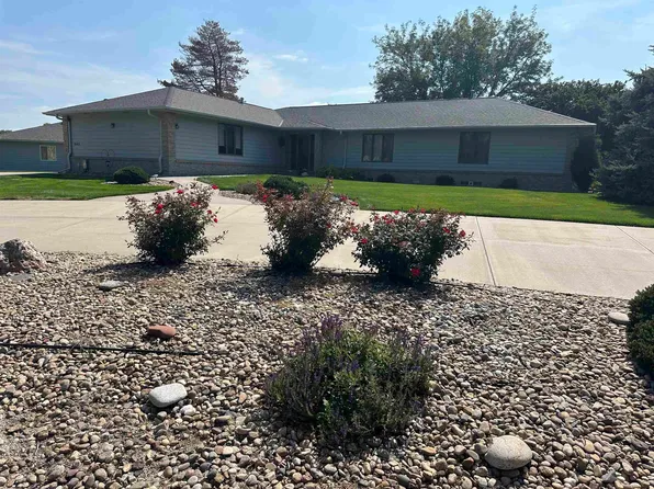 843 Highland Dr, Hastings, NE 68901