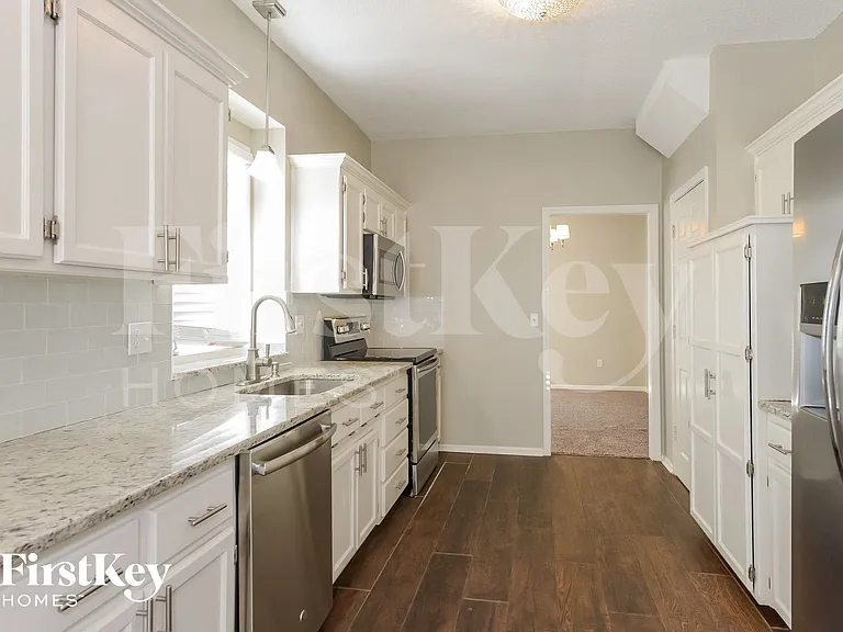 6914 NW Pleasant View Ct — Photo 5