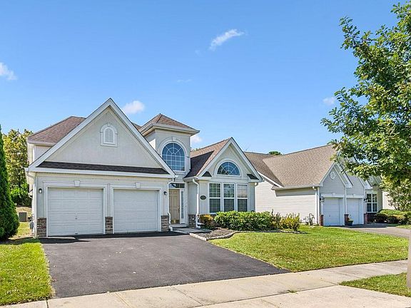 3rd image of 7 Honeysuckle Dr