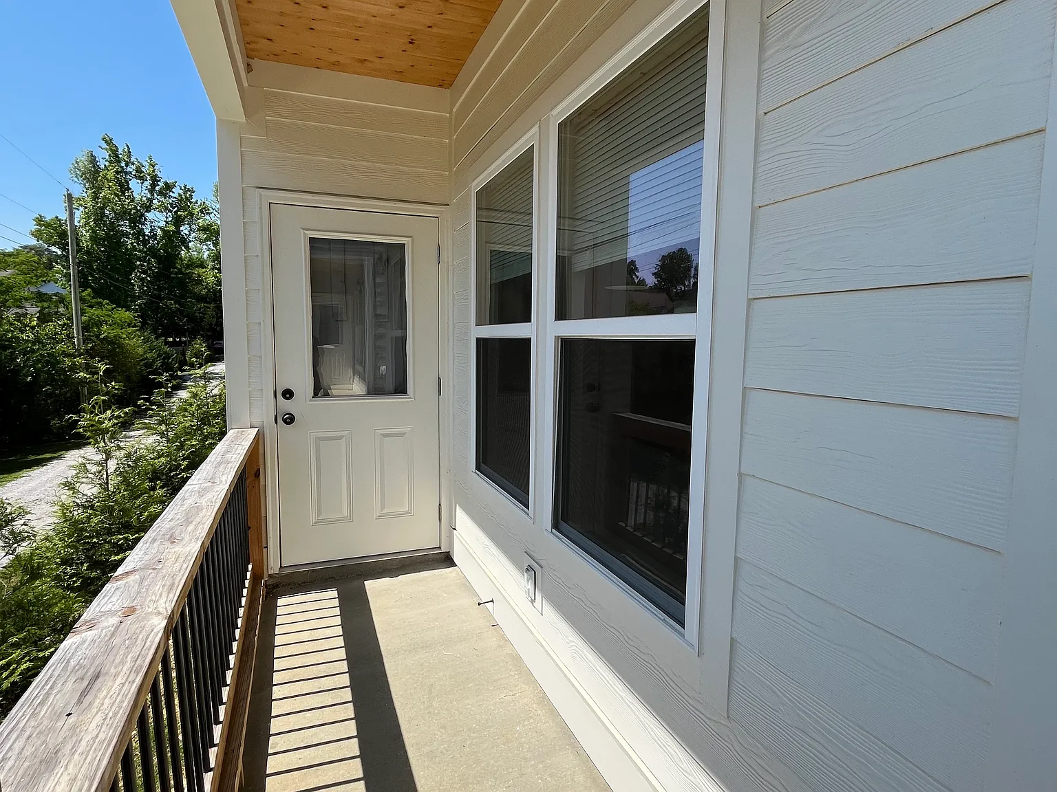 3 bed, 2.5 bath, 1242 sqft, $2,200 — Photo 3