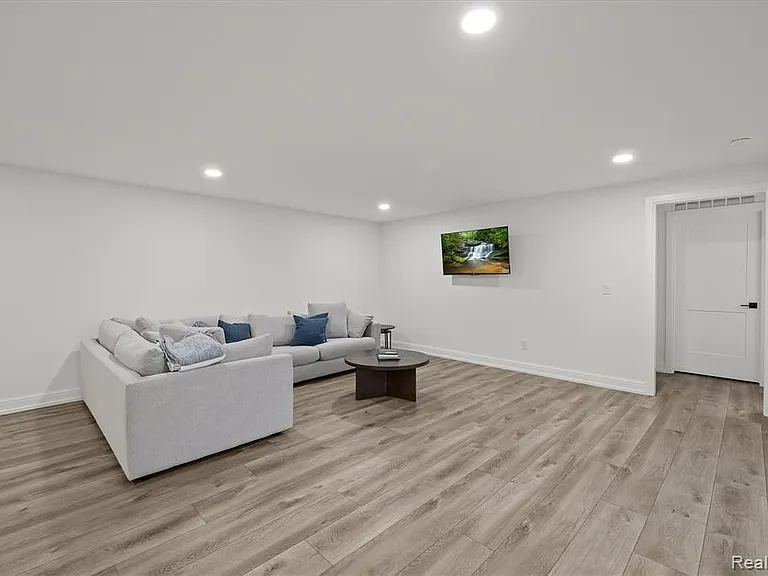 2663 Dorchester Rd — Photo 25