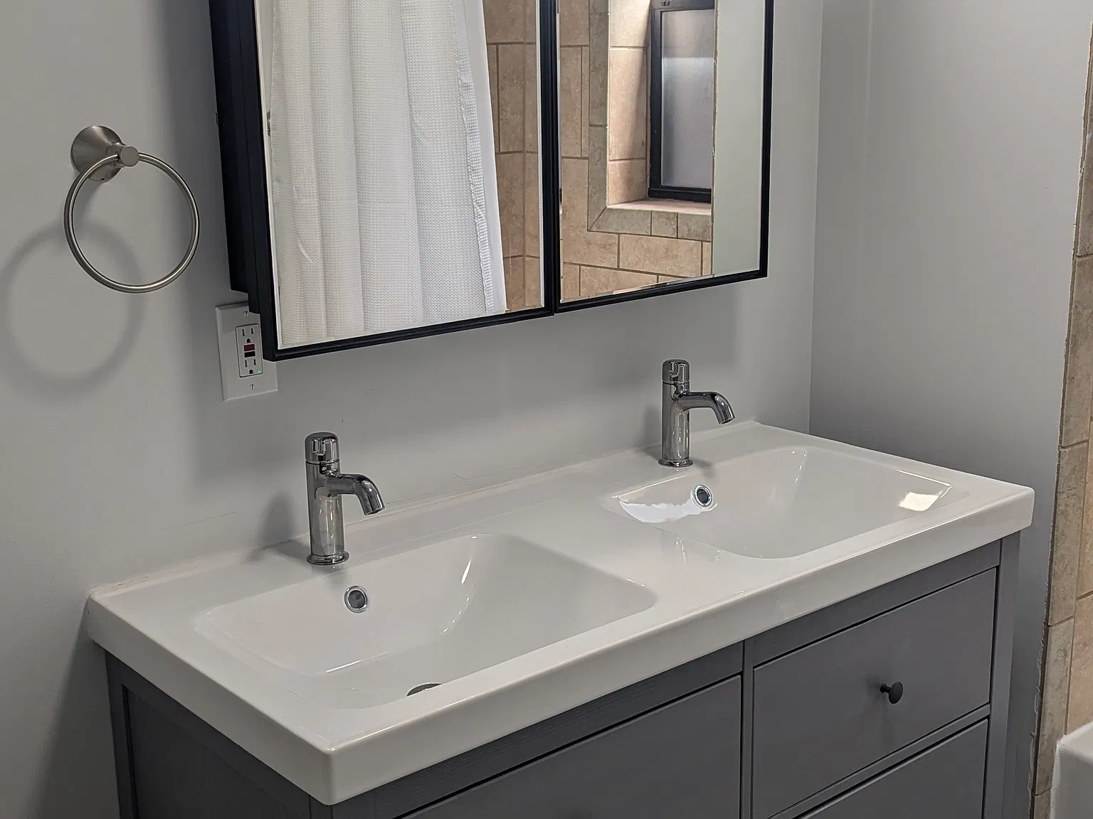 Spacious 2 Bedroom, 1 Bathroom Apartment in Squirrel Hill South — Photo 1