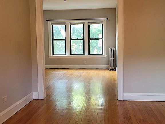 3rd image of 2107 W Argyle St #2