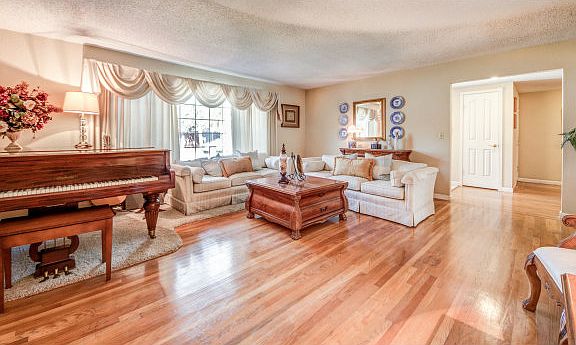 5th image of 776 Crestmoor Dr