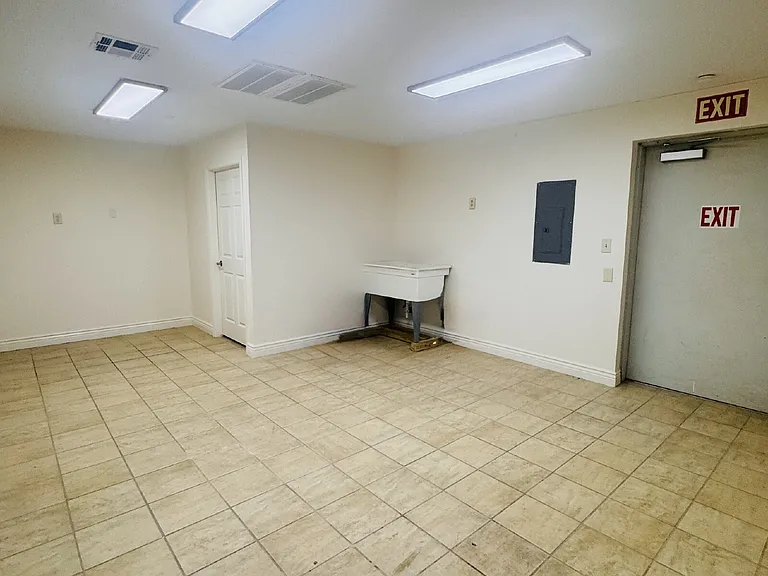 2907 Nederland Ave — Photo 12