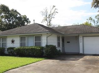 122 Laurel St, Lake Jackson, TX 77566