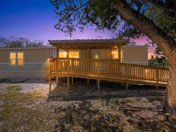 1011 Mark St, George West, TX 78022
