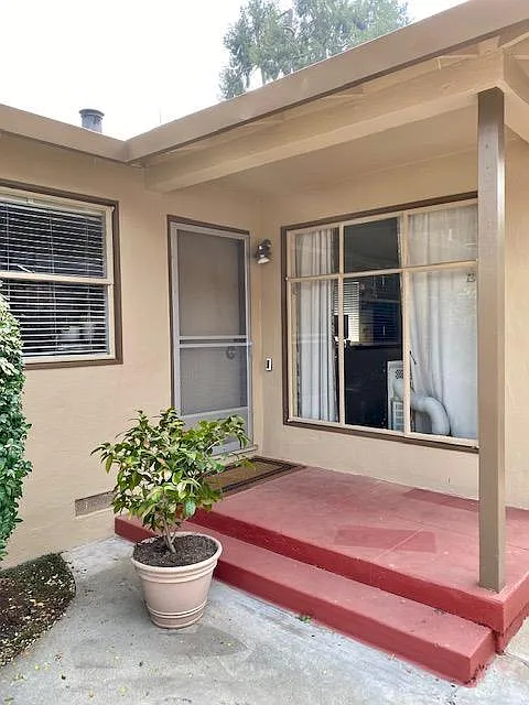 1014 Hudson St photo 1