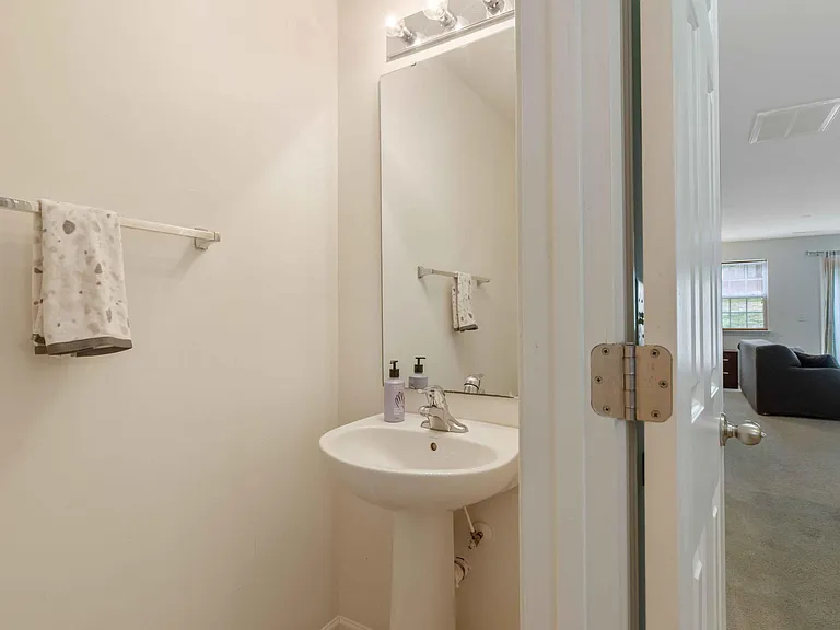 7915 Averette Hill Dr — Photo 5