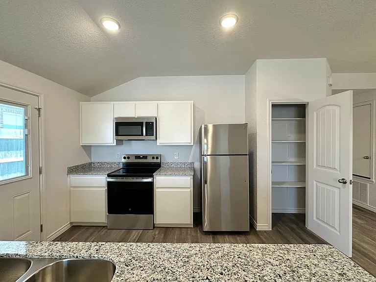 121 Dolphin Dr — Photo 6