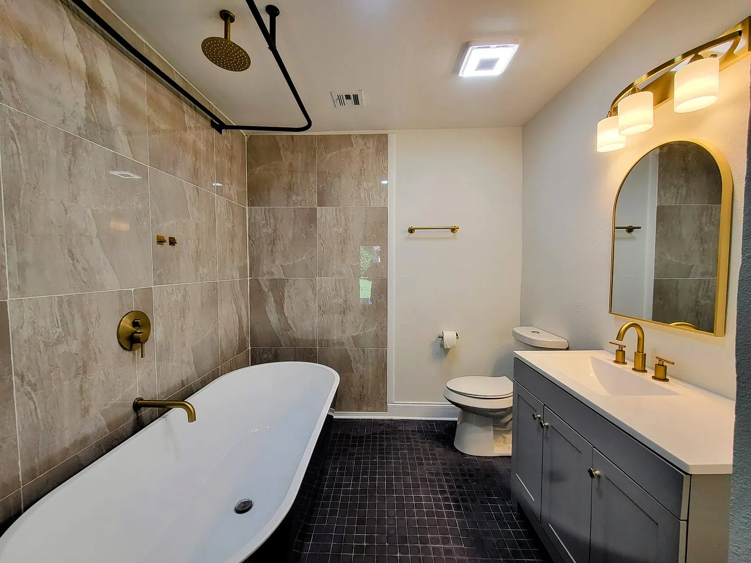 4 bed, 2.5 bath, 1550 sqft, $2,300 — Photo 3