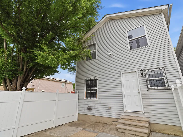 595 Orange St — Photo 21