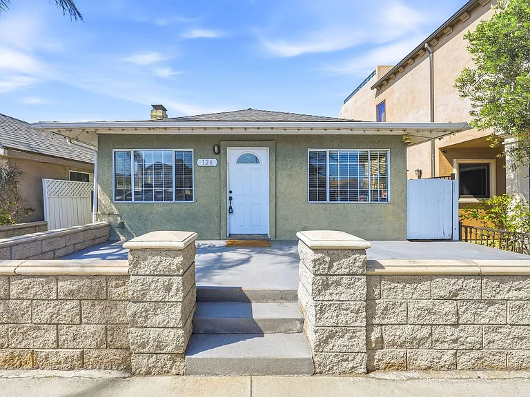 126 E Balboa Blvd — Photo 1