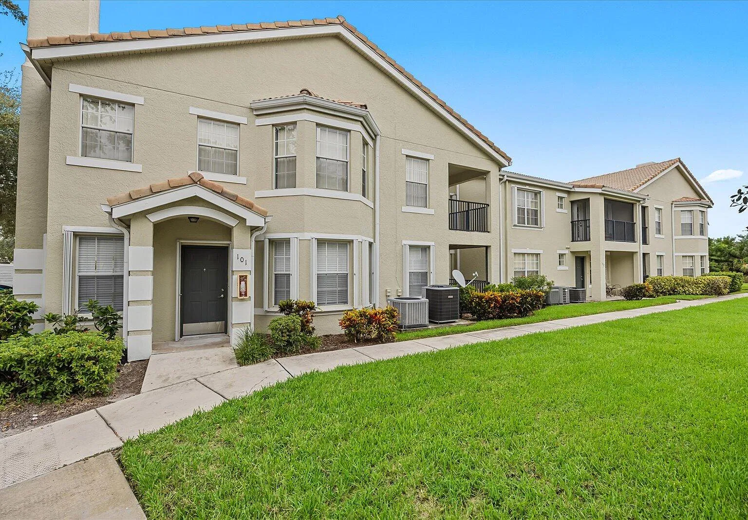 3 bed, 2.0 bath, 1467 sqft, $2,350 — Photo 1