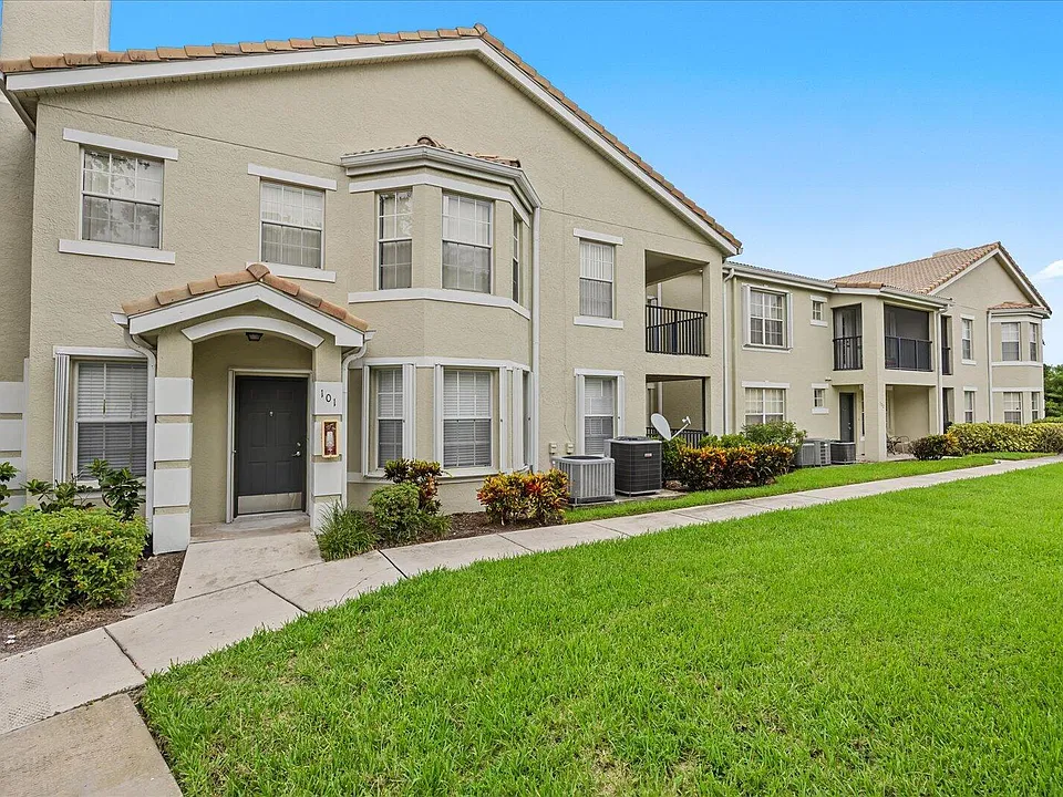 128 SW Peacock Blvd #15-101