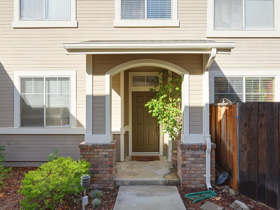 1st image of 385 Kincora Ct