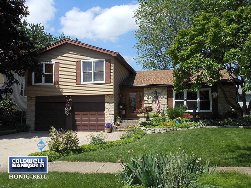 One of Bolingbrooks's award winning Home & Landscaping award recipients.  Welcome Home!