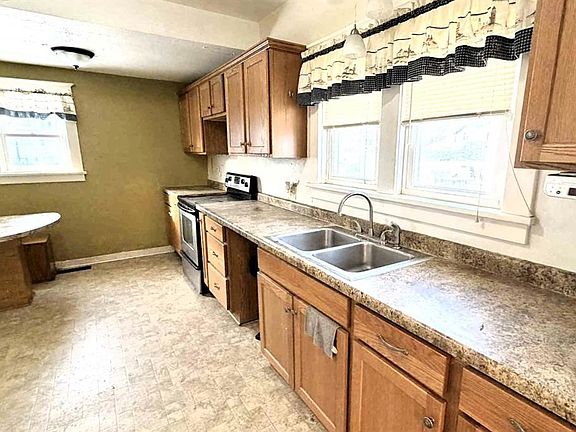5th image of 712 Michigan St