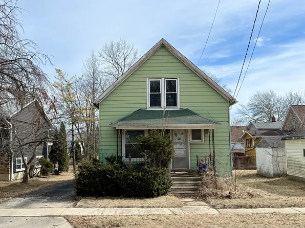 608 Queen Anne St, Woodstock, IL 60098