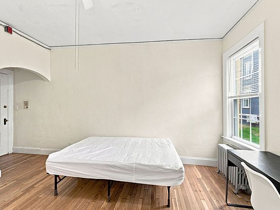 3rd image of 186 Waterman St APT 4