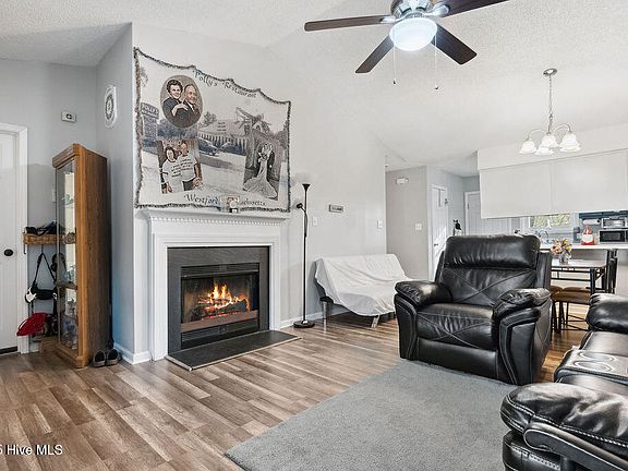 3rd image of 318 Firethorn Lane