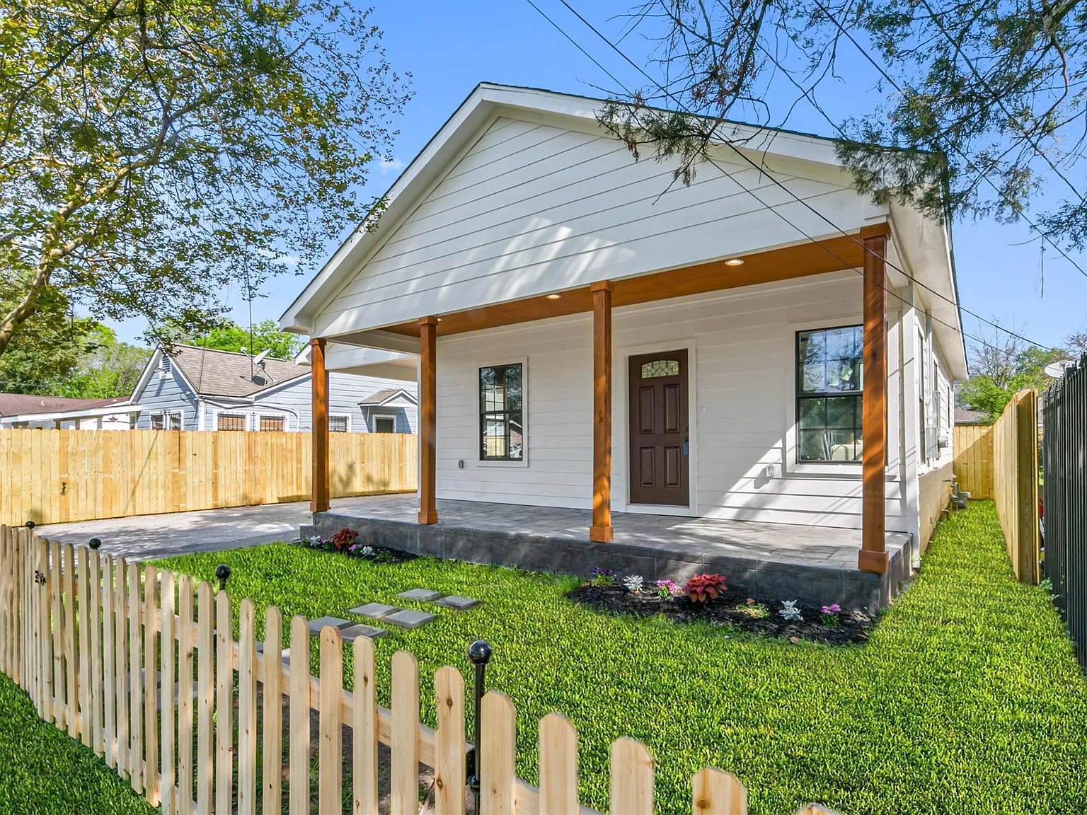 3 bed, 2.0 bath, 1434 sqft, $2,400 — Photo 4
